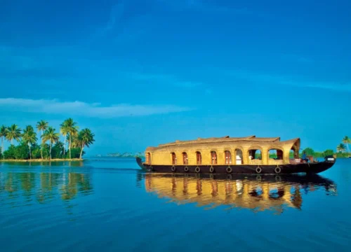 Hills to Houseboat – Kerala 3N/4D Journey